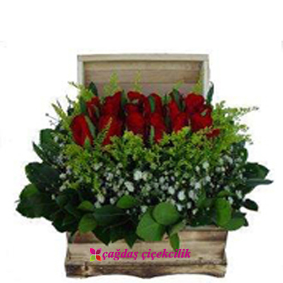 SANDIKTA KIRMIZI GÜLLER